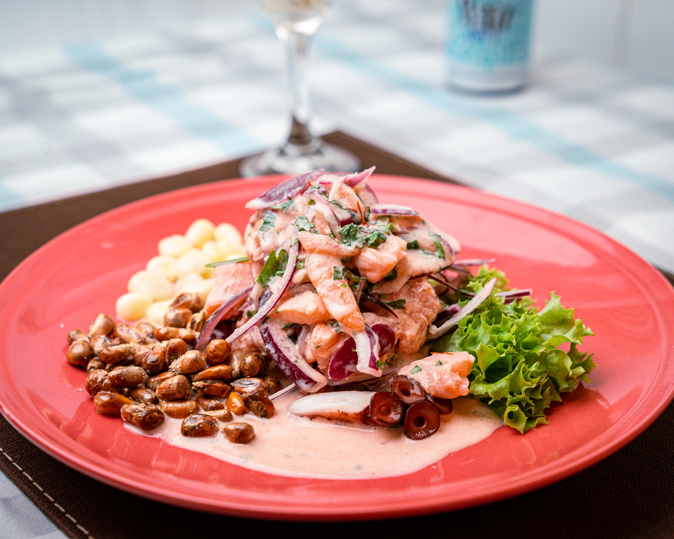 Ceviche Fresco Kappo con Maíz Tostado y Lechuga